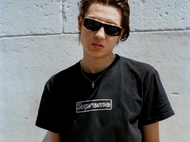 嚴選 5 款夏天必穿「重量級聯名短 T」推薦,Supreme、Stussy、BAPE 通通都有!