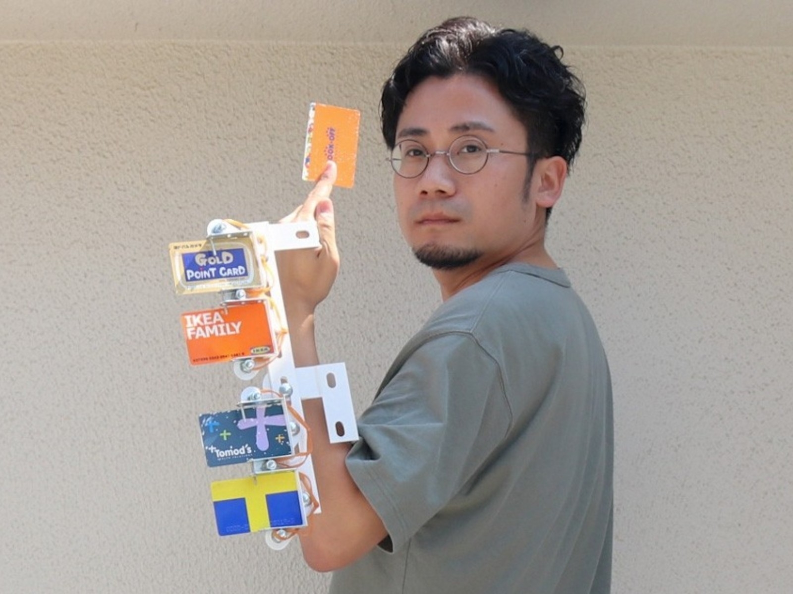 《遊戲王》氣勢！日本男發明「會員卡盤」，結帳時秒向店員發射不用翻錢包！