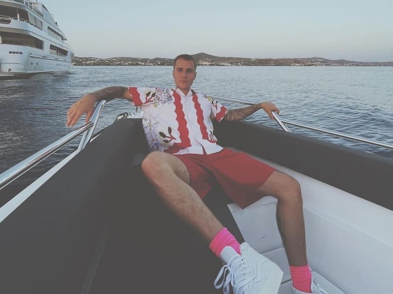 Justin Bieber 這樣穿你可以嗎?小賈短褲的鬆緊帶長到拖地,「接地線穿法」讓人超傻眼…