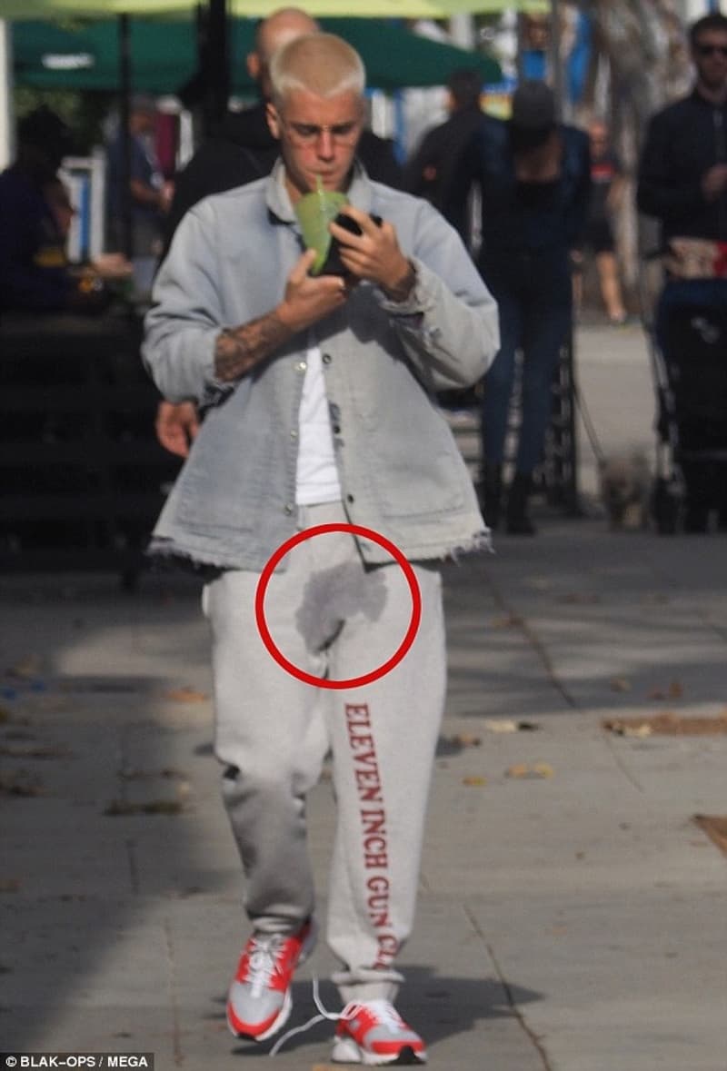 小賈斯丁褲檔上有著尷尬的尿痕畫面。