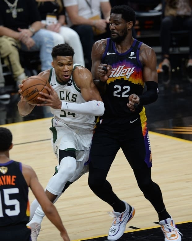 右為砍下 22 分 19 籃板的 Deandre Ayton