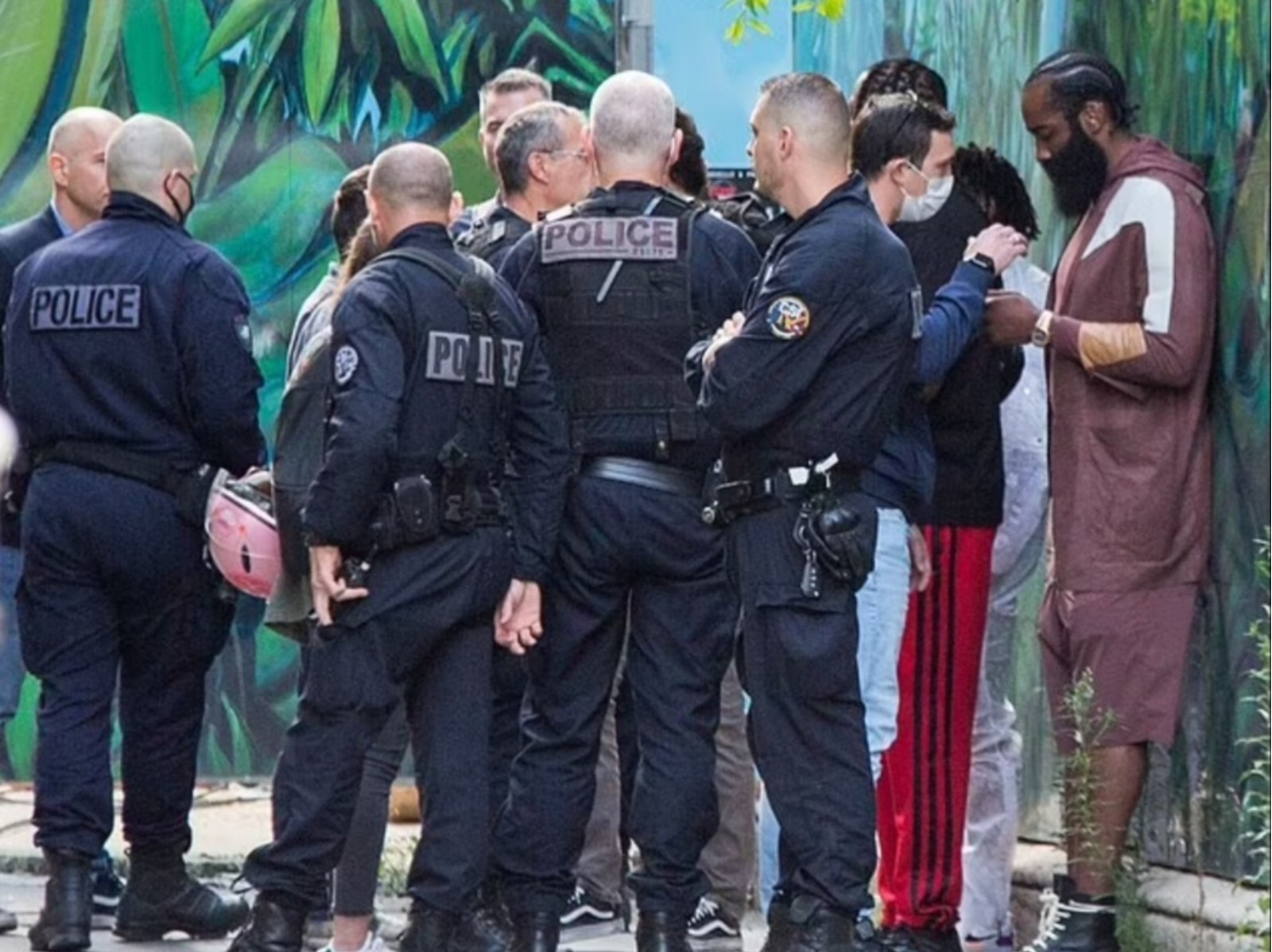 詹姆斯哈登在巴黎街頭遭一群警察包圍盤問，NBA 球星無助蹲坐路邊！