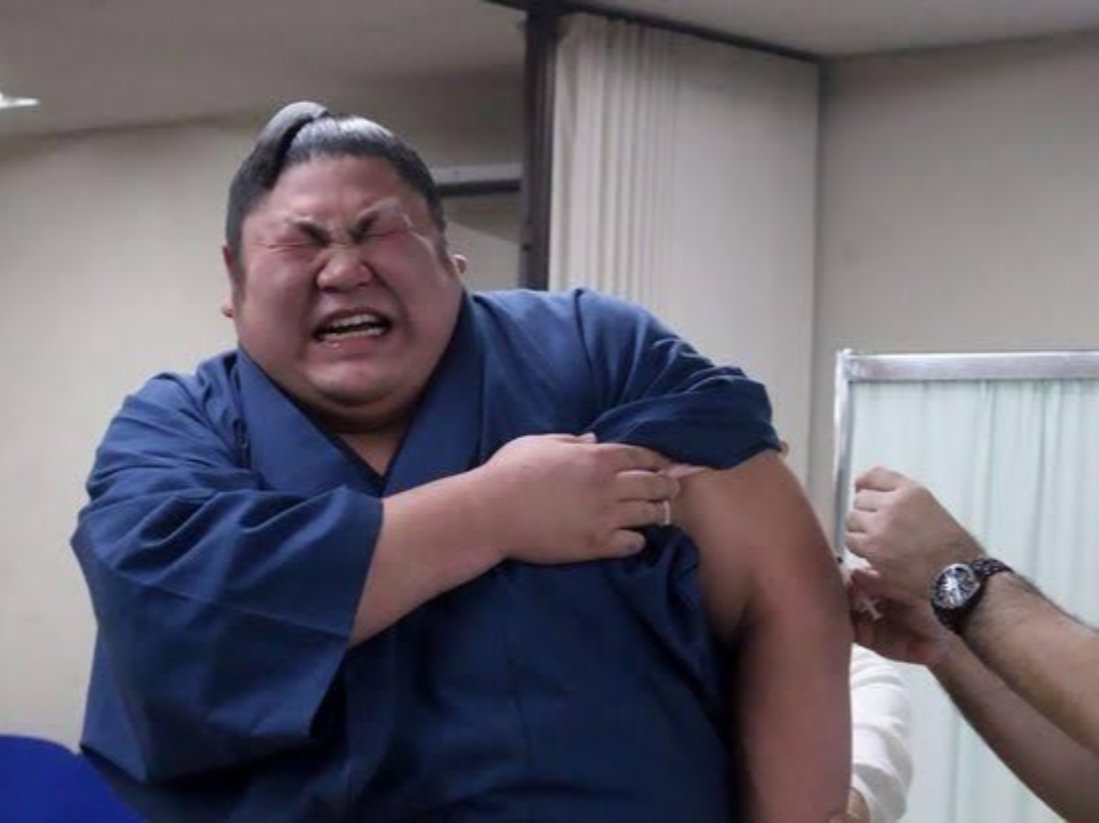 注射新冠疫苗超怕痛！日本相撲選手「打針反應」曝光，猙獰表情網路爆紅！