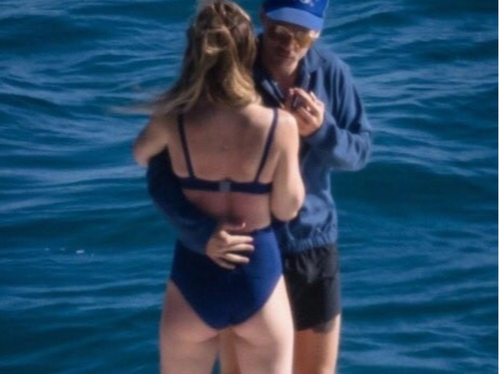 一世代 Harry Styles 秀性感腹肌海上渡假，37 歲新女友遭網友嫌「臀部下垂」！
