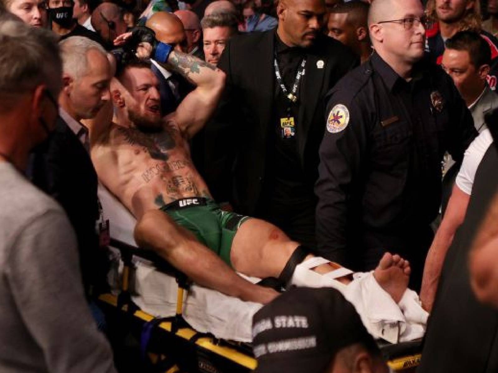 UFC 格鬥天王又輸了！Conor McGregor 左腳骨折被抬上擔架，對手鑽石的老婆還比中指洩憤！