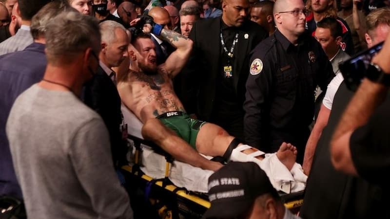 「UFC 格鬥天王」Conor McGregor 被抬上擔架離開比賽現場