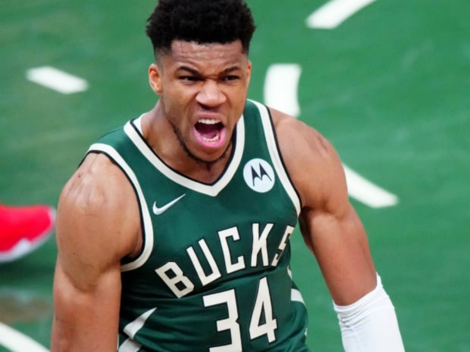 NBA／沒有被橫掃！「字母哥」41+13+6 戰勝太陽比肩詹皇，網友：現在誰是蝙蝠俠，誰是羅賓？