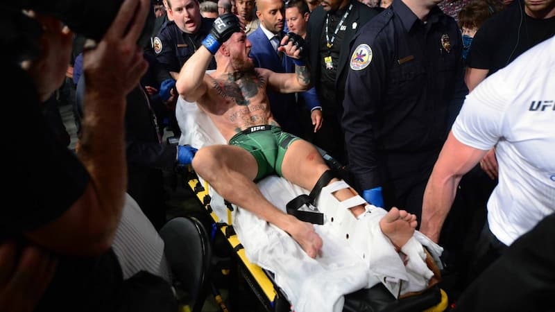 「UFC 格鬥天王」Conor McGregor 左腳脛骨受傷被抬出比賽現場後送醫