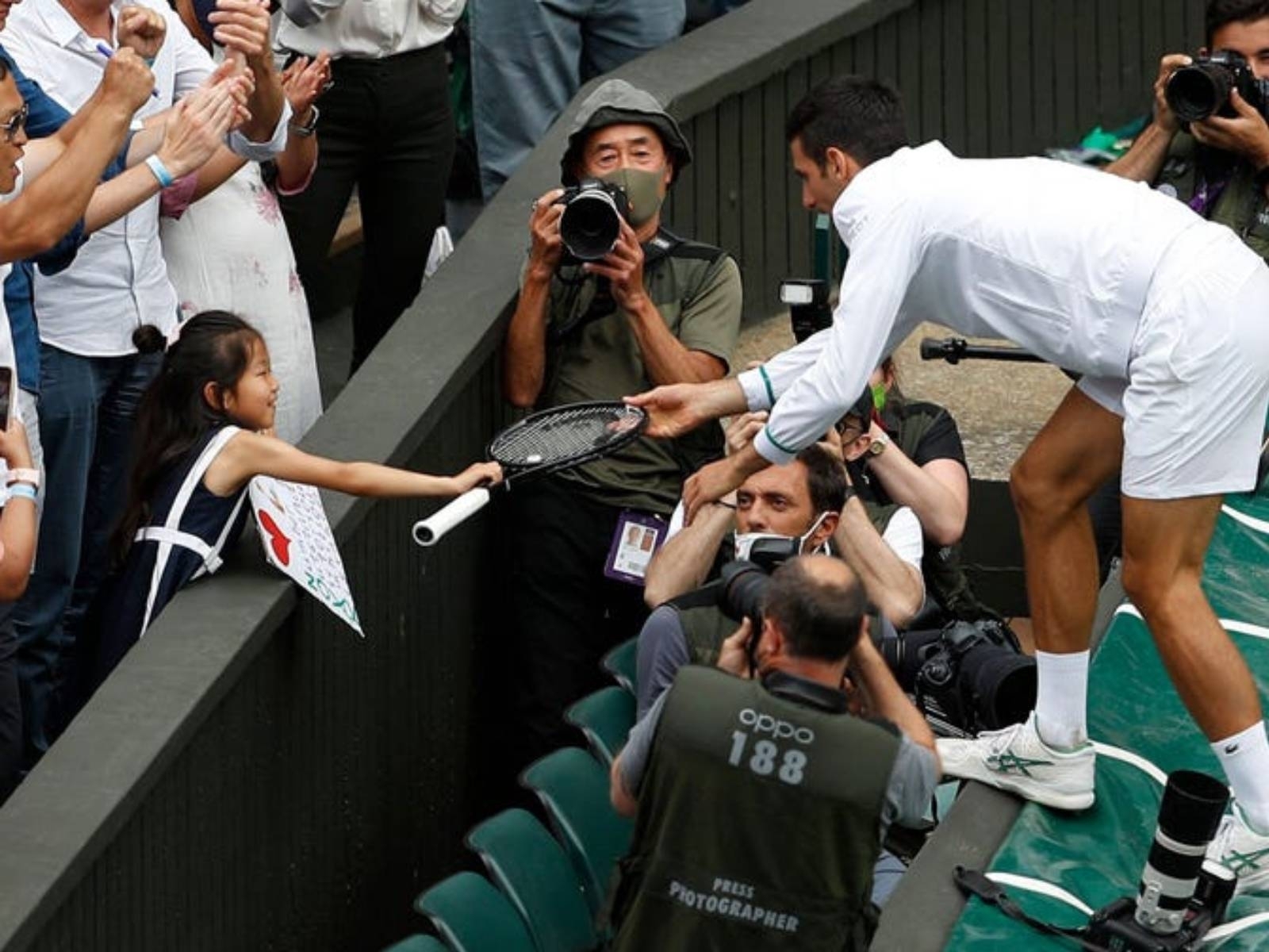 球王 Novak Djokovic 溫網「奪冠球拍」又送場邊小粉絲，獲冠軍之物的球迷媽媽：她第一次見到他