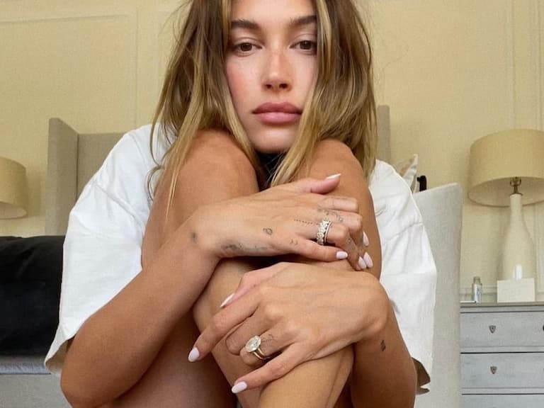 女生刺青怎麼曬？小賈老婆 Hailey Bieber 四大「刺青 x 心機穿搭」這樣露才性感！
