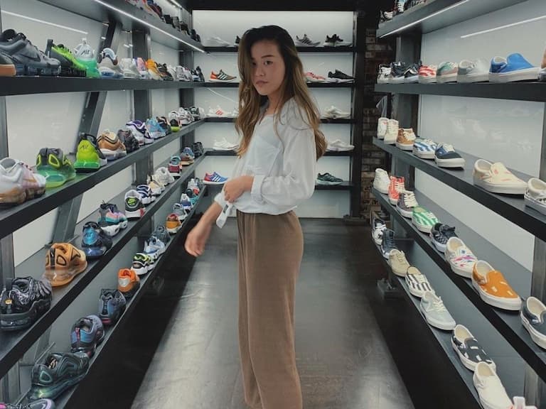 YouTuber Selina 的球鞋穿搭超有料！Yeezy、Nike X Sacai 、AJ1 僅靠 4 招就能搭出女人味～