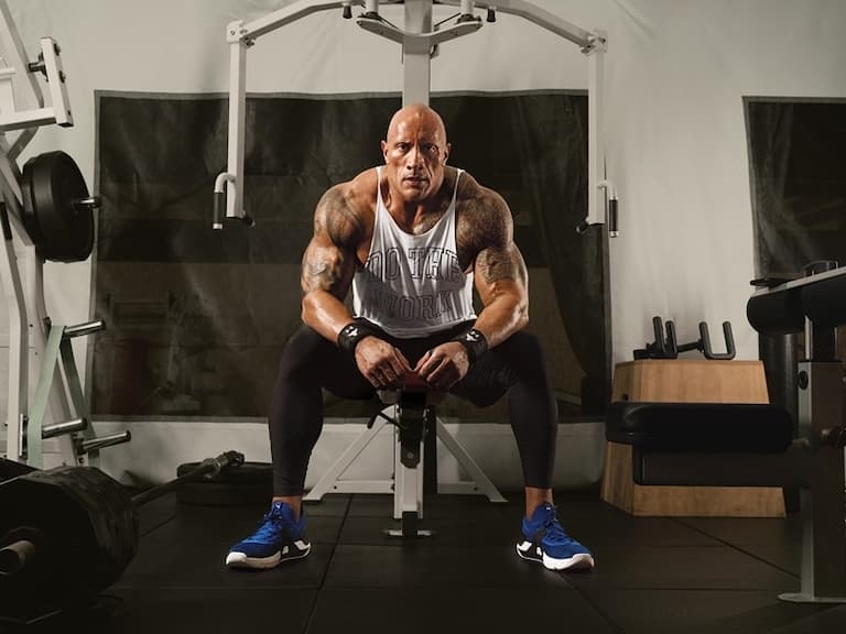 巨石強森成為黑亞當不靠填充物！攜手 UNDER ARMOUR 推出健身狂人必備戰服！