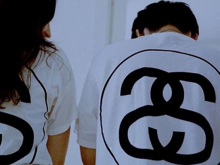 盤點 10 款 2021 夏天必穿大 Logo 短 T 推薦，你愛的 Stussy、Off-White、KAWS 通通都有！