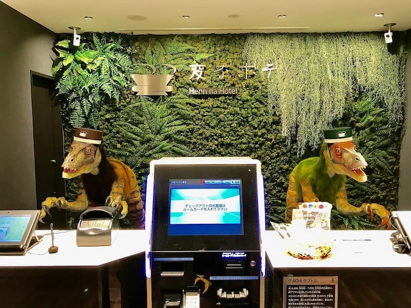 「奇怪飯店」裡的 2 隻恐龍機器人當接待人員！