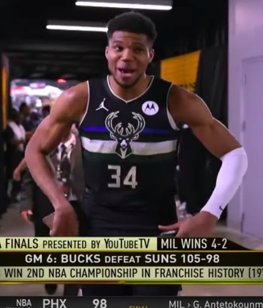 公鹿球星「字母哥」Giannis Antetokounmpo 的謎樣步伐、表情似曾相似