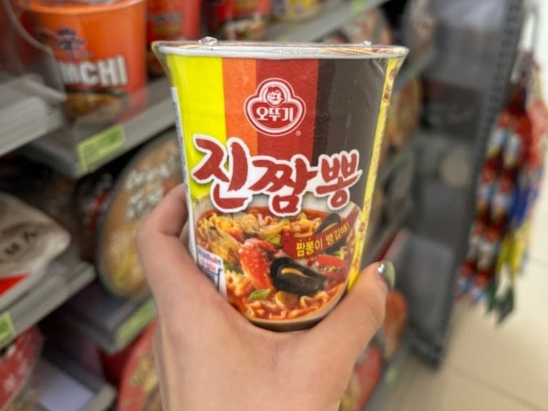 2026 超商必買 10 款日韓泡麵推薦:濃郁豚骨味、海鮮炒碼麵⋯7-11、全家就買得到!