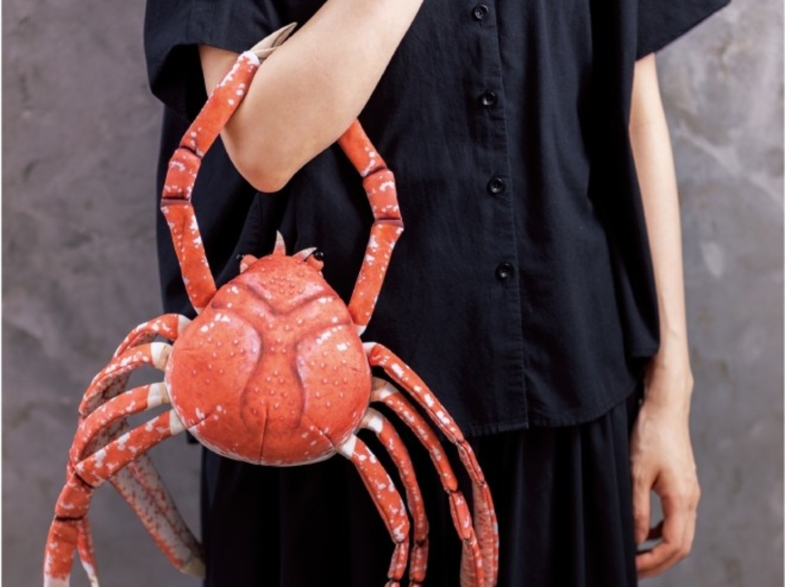 日本推出微獵奇「會脫皮的巨大螃蟹包包」，你敢拎著牠上街嗎？