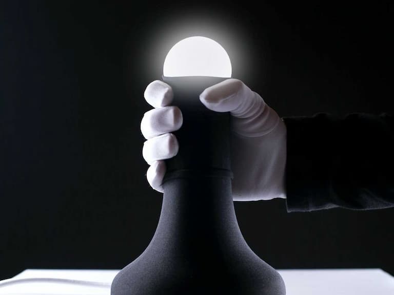 藝術家 Monsby 發表全球限量桌燈「LOVE IN LIGHT」，超害羞造型、開關燈方式讓人受不了！