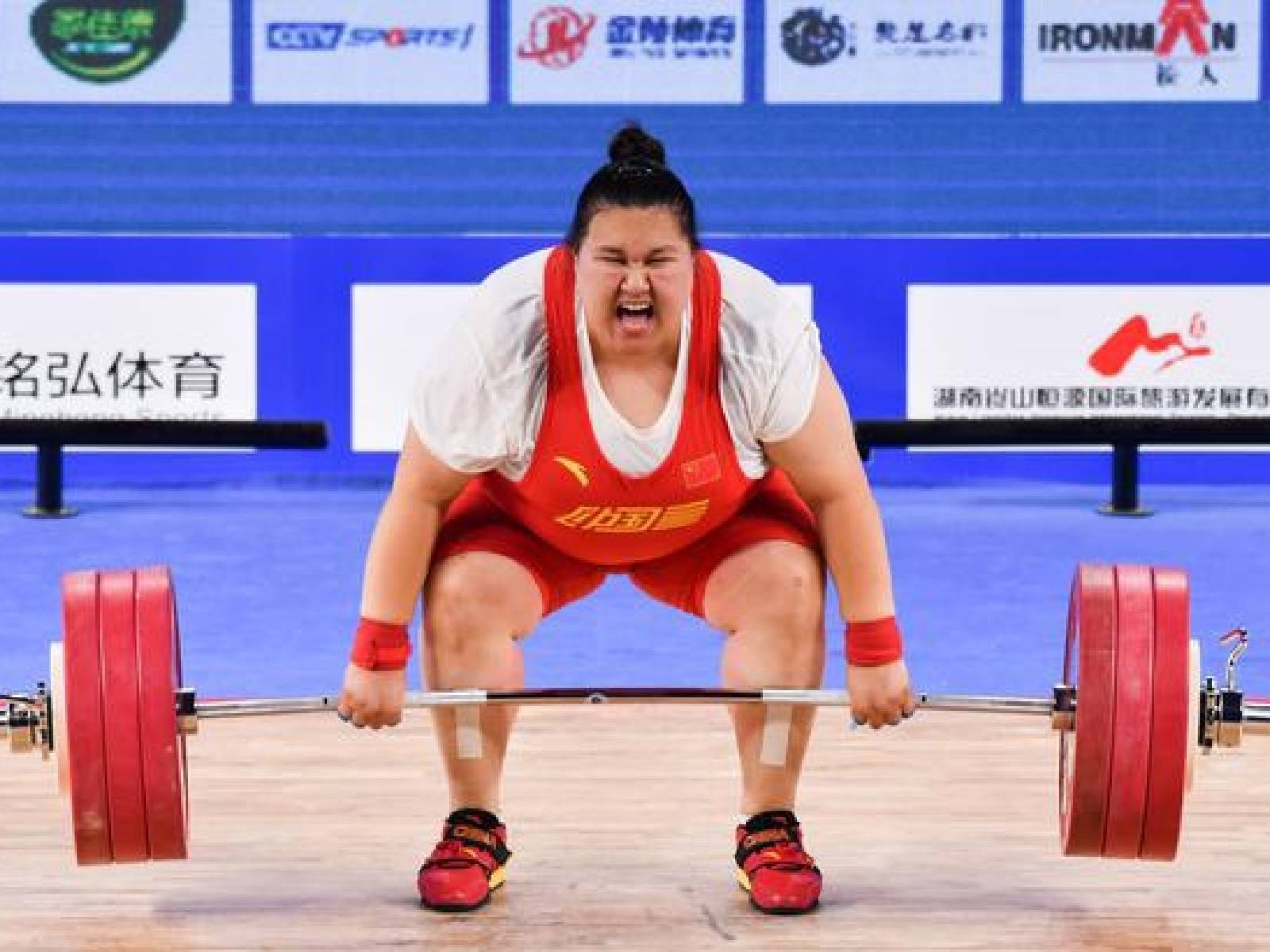 東京奧運／不睡選手村「紙板床」！中國舉重女將睡地上，大陸民眾爆氣怒罵日本：是要亡了嗎？