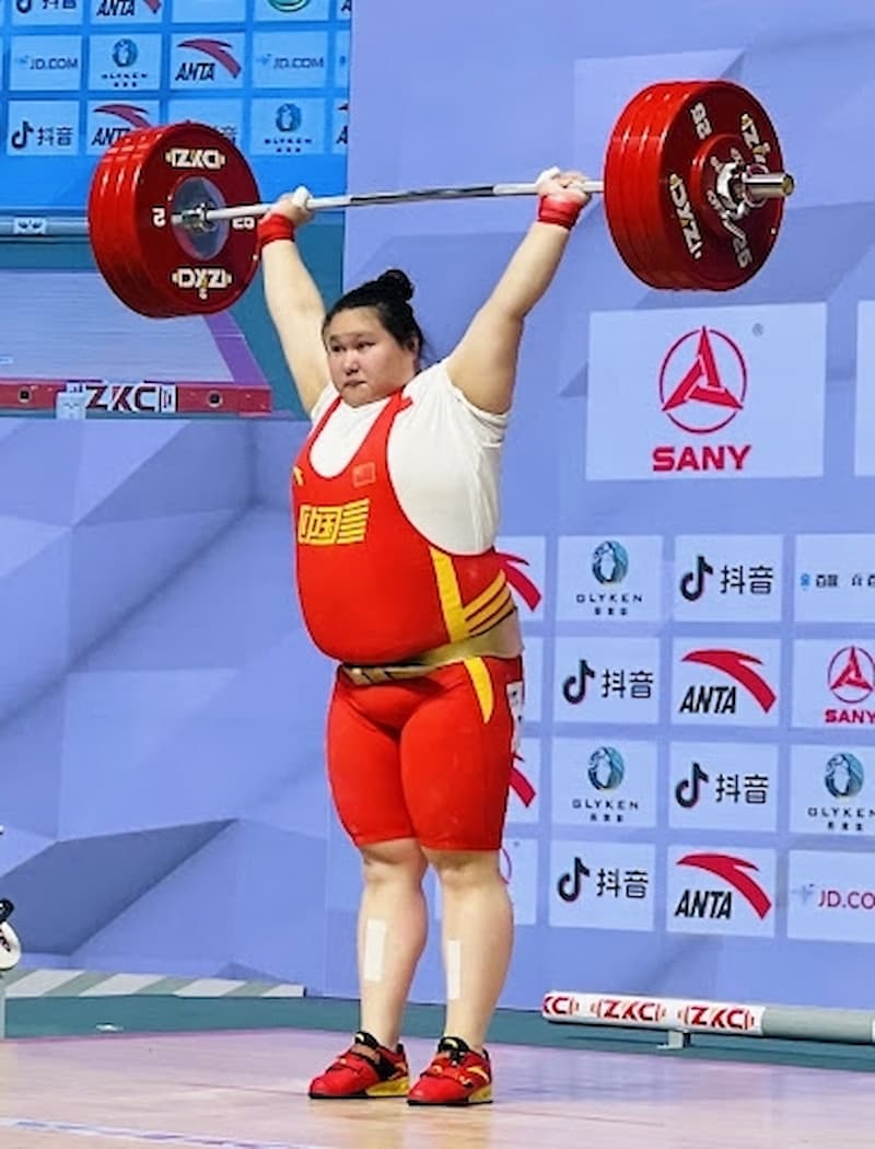 21 歲的中國舉重女將李雯雯，先前在亞錦賽參加女子 87 公斤以上級比賽，以抓舉 148 公斤和挺舉 187 公斤，總成績 335 公斤刷新三項世界紀錄奪 3 面金牌，現在參加奧運也非常被看好~