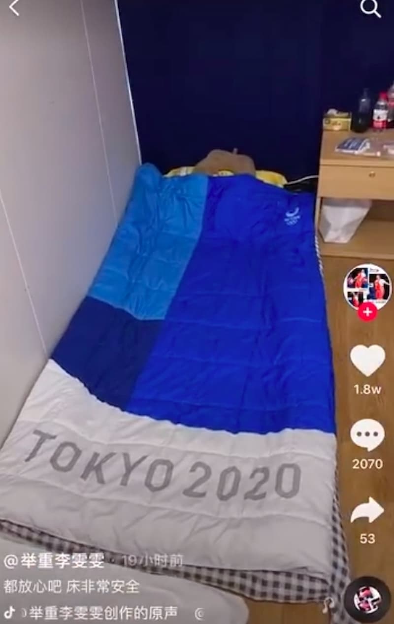 李雯雯睡在地上，引起中國網友痛罵日本
