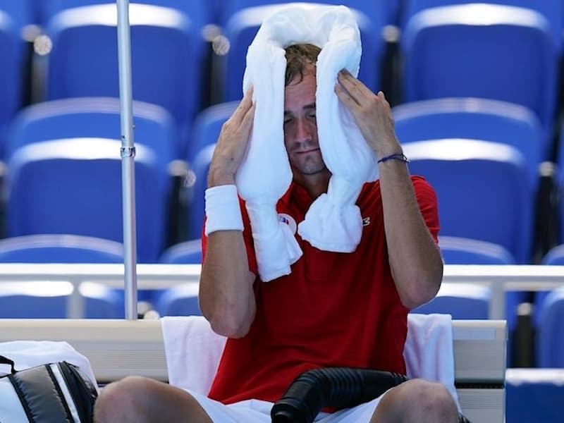 奧運第二種子的 Medvedev 拿著冰毛巾放在自己的臉上