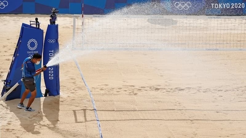 東京奧運沙灘排球項目，因沙子太熱，工作人員以冷水來冷卻沙子溫度