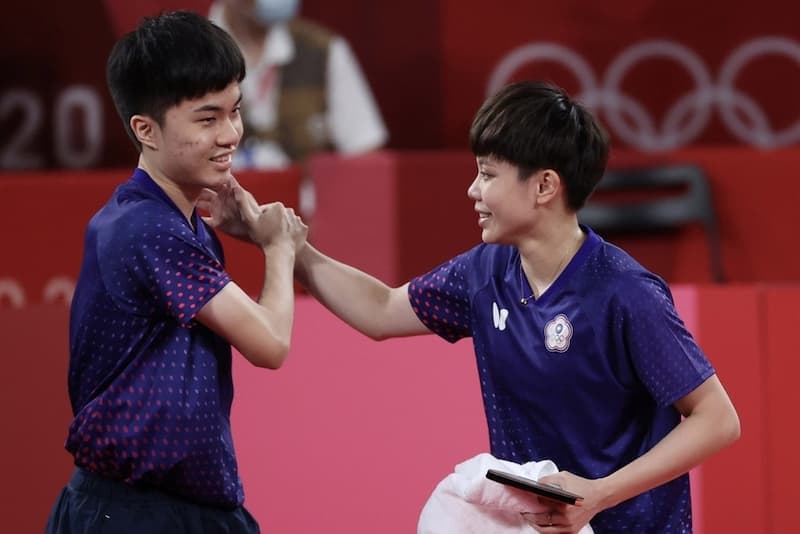 (左) 年僅 19 歲，被媒體形容 20 年來最強的選手「林昀儒」，以及(右) 14 歲就擔任台灣國手，來自體育世家、現年 29 歲的女將鄭怡靜