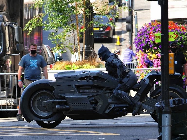 DC《閃電俠》蝙蝠俠「重工風摩托車」帥氣現身,班艾佛列克將回歸演出!