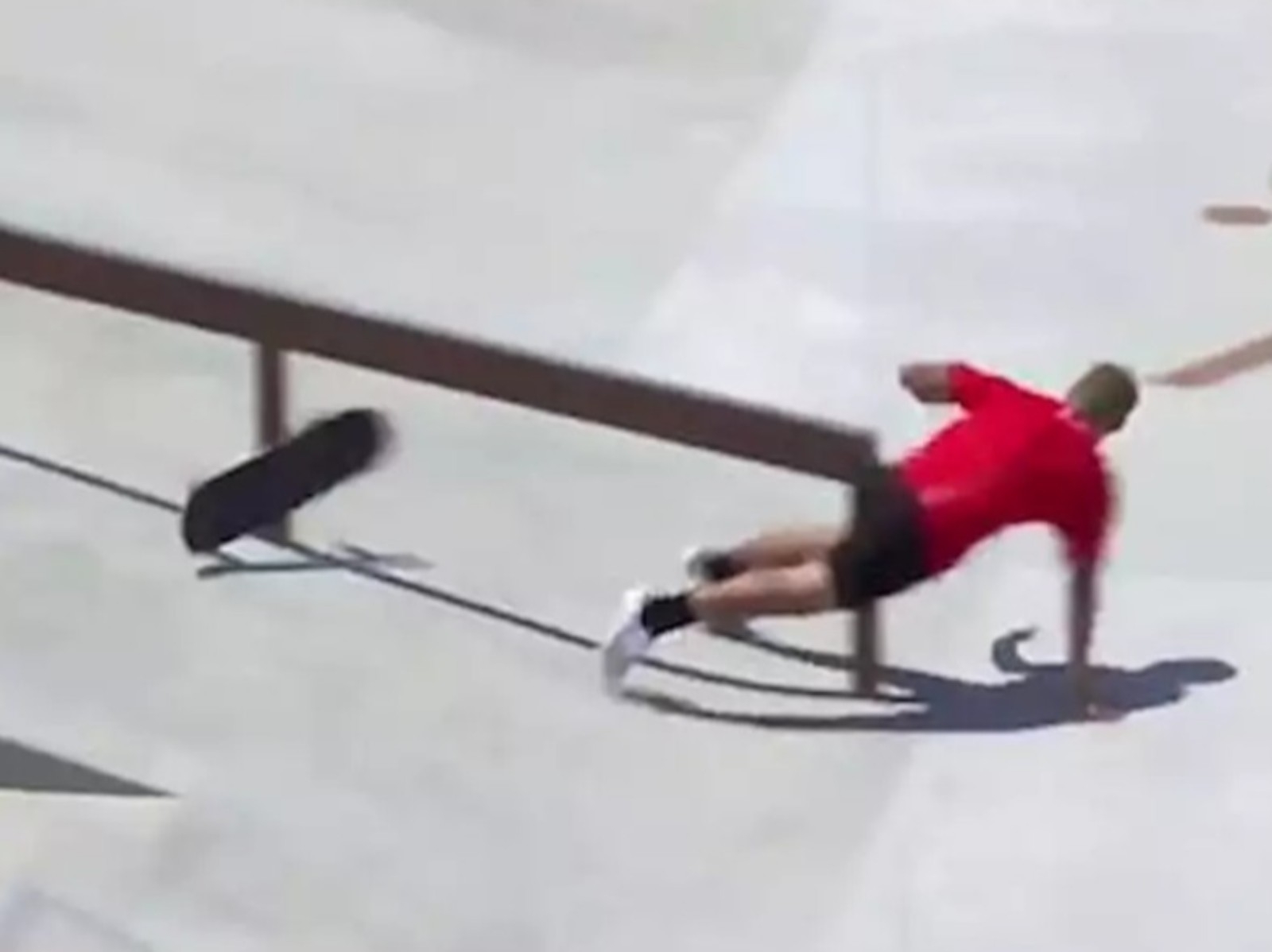 東京奧運／淡淡的哀傷！21 歲滑板祕魯男選手「失誤碎蛋」，痛到當場趴暈⋯