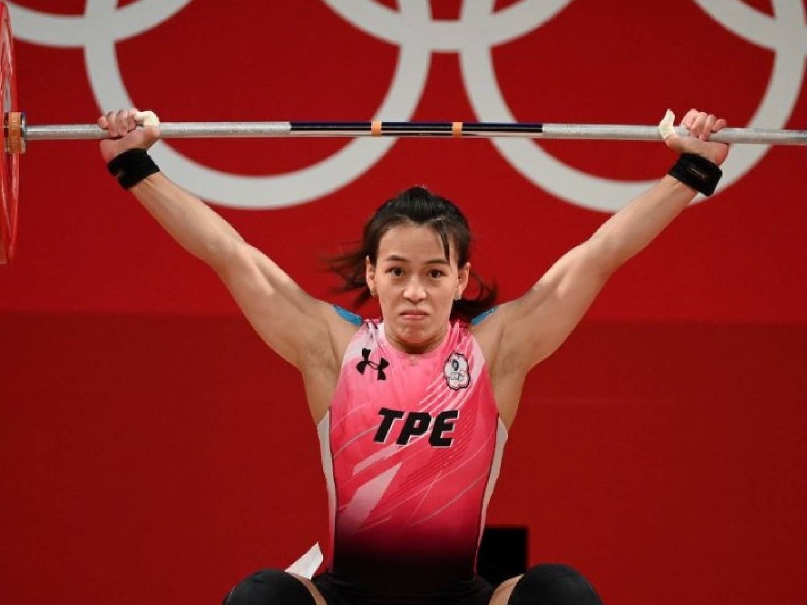 東京奧運／舉重女神就是狂！郭婞淳拿台灣第一面金牌，抓舉、挺舉、總和三項破奧運紀錄！