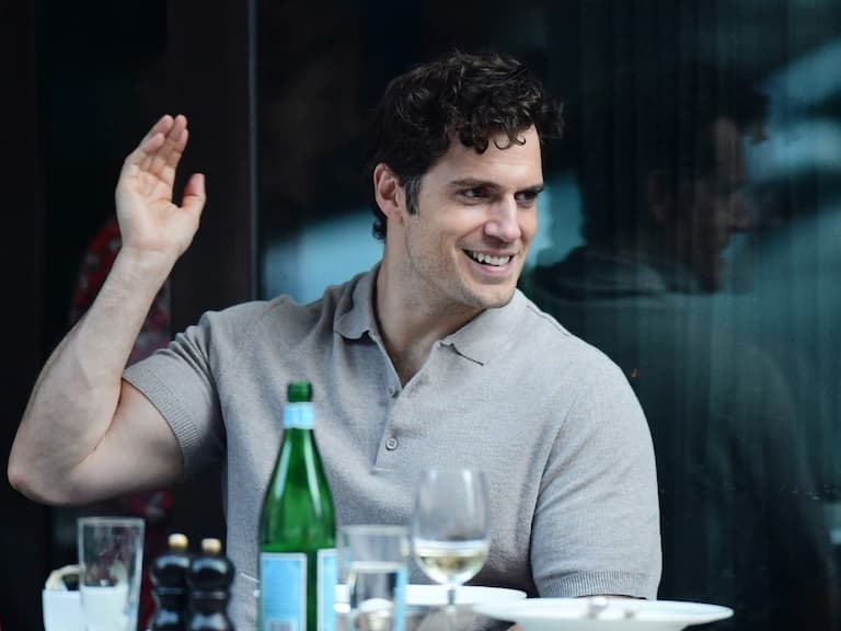 DC「超人」亨利卡維爾 Henry Cavill 露天用餐，狗仔隨興一拍都帥到發光！