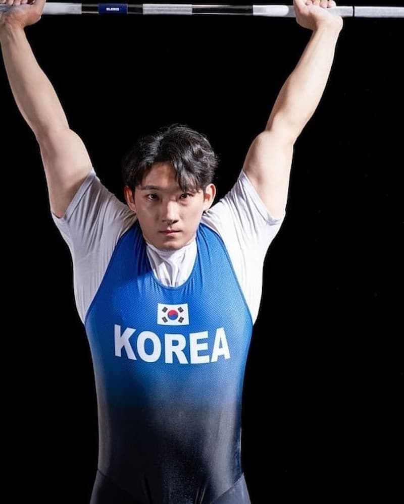 參加東京奧運的南韓舉重選手陳潤成