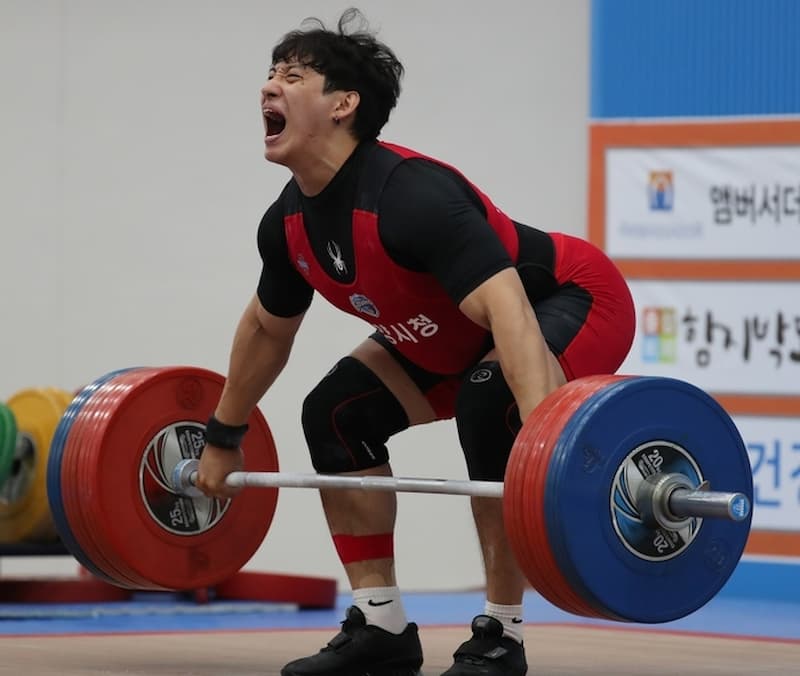 參加東京奧運舉重 109 公斤級的南韓選手陳潤成，體重 102 公斤