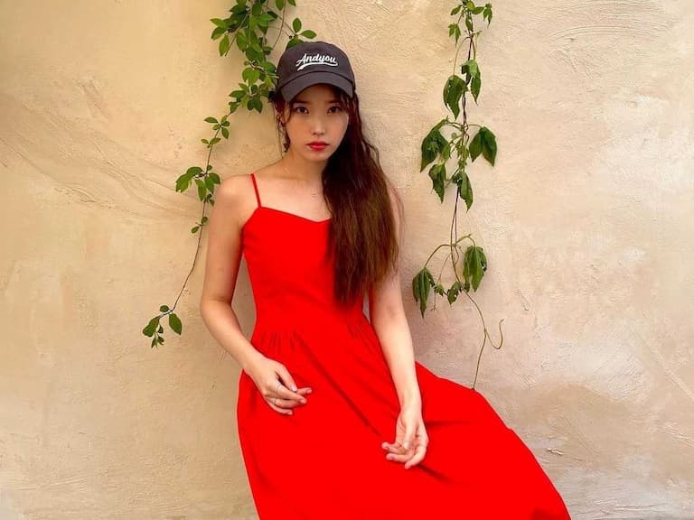 IU 親自帶貨的 2021「女神灰球鞋」推薦!New Balance、Sacai x Nike 等 5 款全上榜!