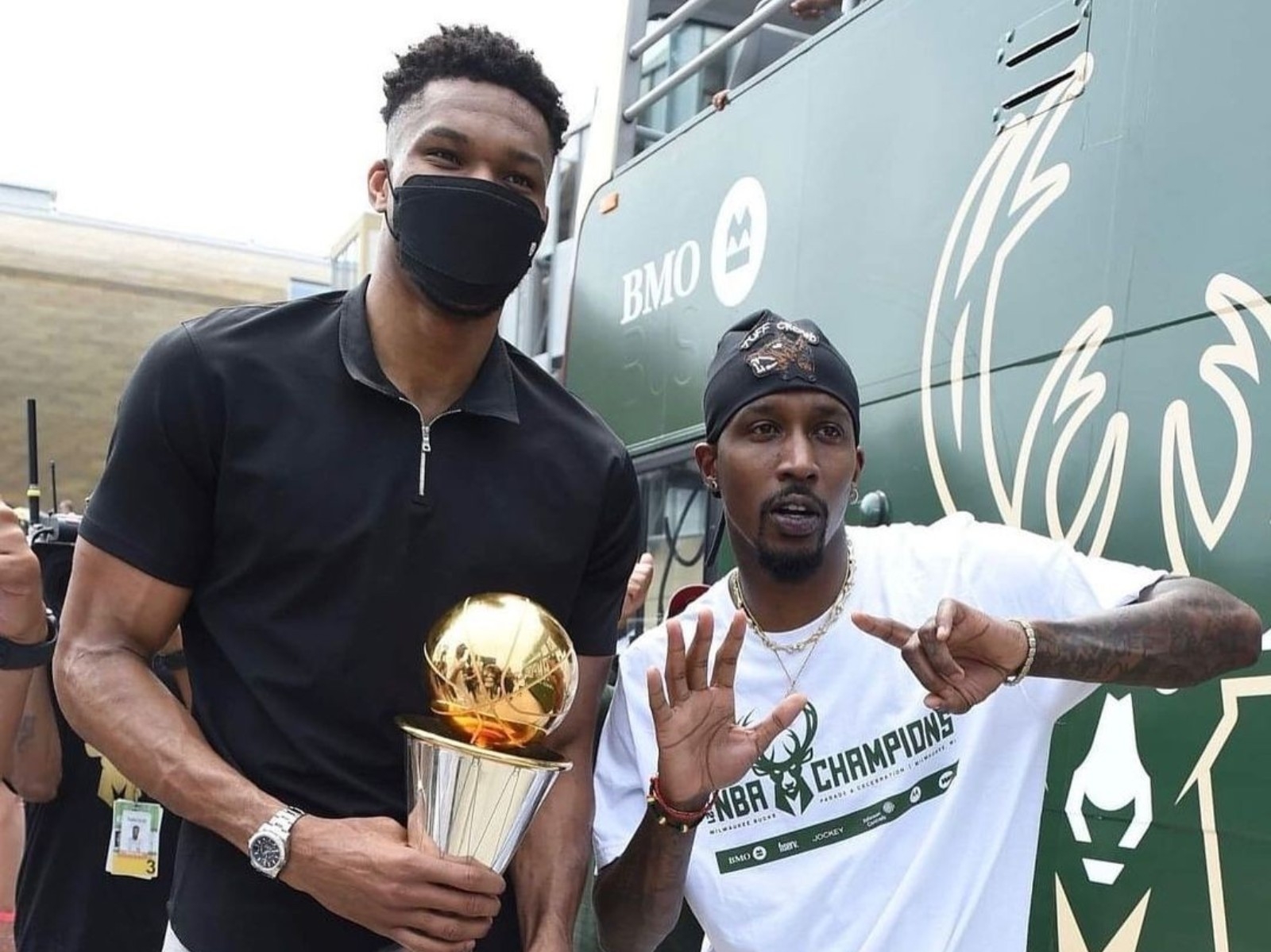 字母哥慶祝 NBA 奪冠特別戴上勞力士 Rolex「天行者」參加總冠軍遊行，立刻成為目光焦點！