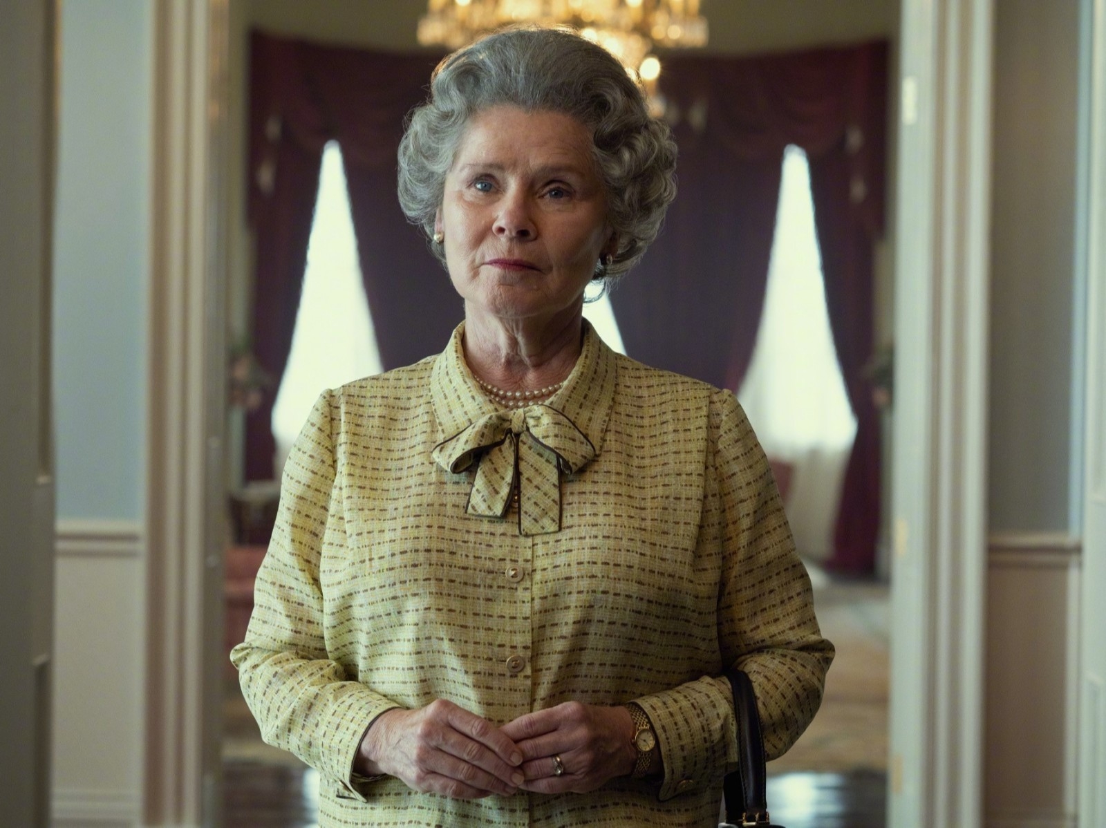 Netflix《王冠》第 5 季英國女王劇照曝光，網友秒笑：「恩不理居妳別再裝了！」