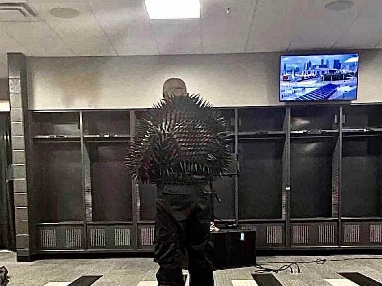 肯爺 Kanye West 穿上巴黎世家 BALENCIAGA 服裝單品,被網友嘲諷:「跟死亡筆記本路克一樣!」