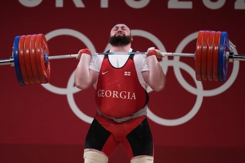 喬治亞大力士 6 次舉重，全部超過 200 公斤且成功舉起，光是抓舉一開始就 208 公斤，現場只有「他」是唯一超過 200 的男人！