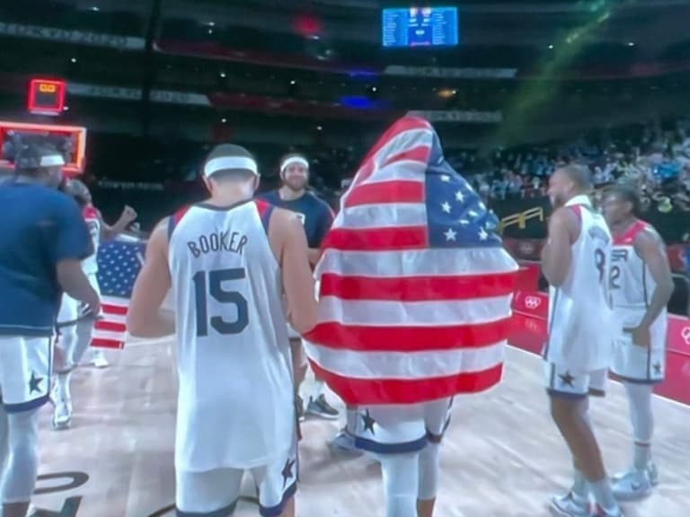 東京奧運／Devin Booker 打破卡戴珊魔咒！Kendall Jenner 甜蜜祝賀美國男籃奪得奧運金牌！