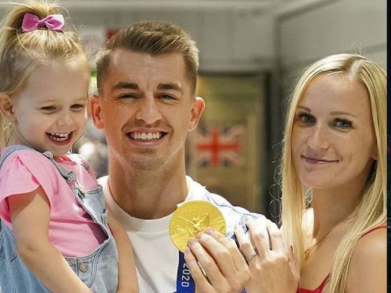 東京奧運/英國鞍馬王 Max Whitlock 奪金牌回家,女兒卻只愛娃娃動作讓人融化~