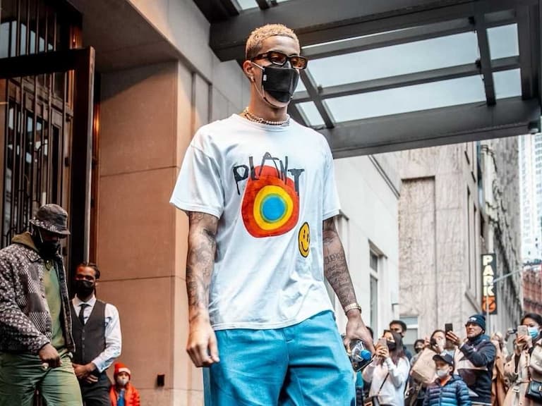 Booker、Clarkson 等 3 位 NBA 球員示範「夏天短 Tee」穿搭,夏季就是要來這件基本款!