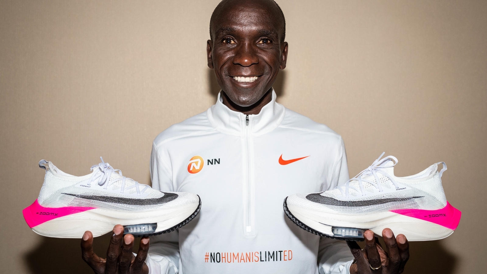 身為 Nike 代言人的 Eliud Kipchoge，挑戰比賽、破紀錄的鞋款受到許多跑者喜愛，甚至有 80% 穿著 Nike 跑鞋的跑者曾著用過他的鞋款