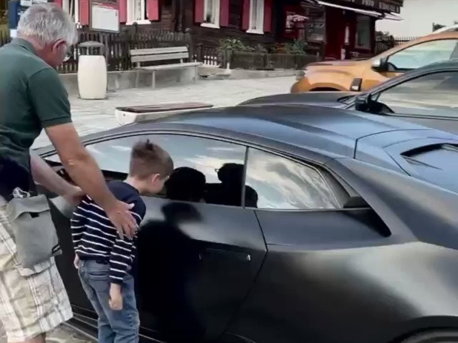 男童被路邊「藍寶堅尼」Lamborghini 深深吸引，尊敬到車主邀請也不敢觸摸！