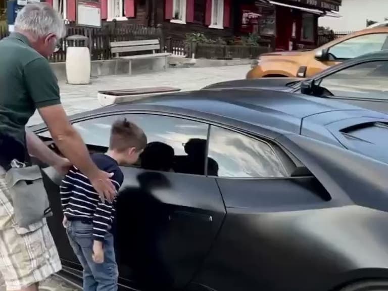 男童被路邊「藍寶堅尼」Lamborghini 深深吸引，尊敬到車主邀請也不敢觸摸！