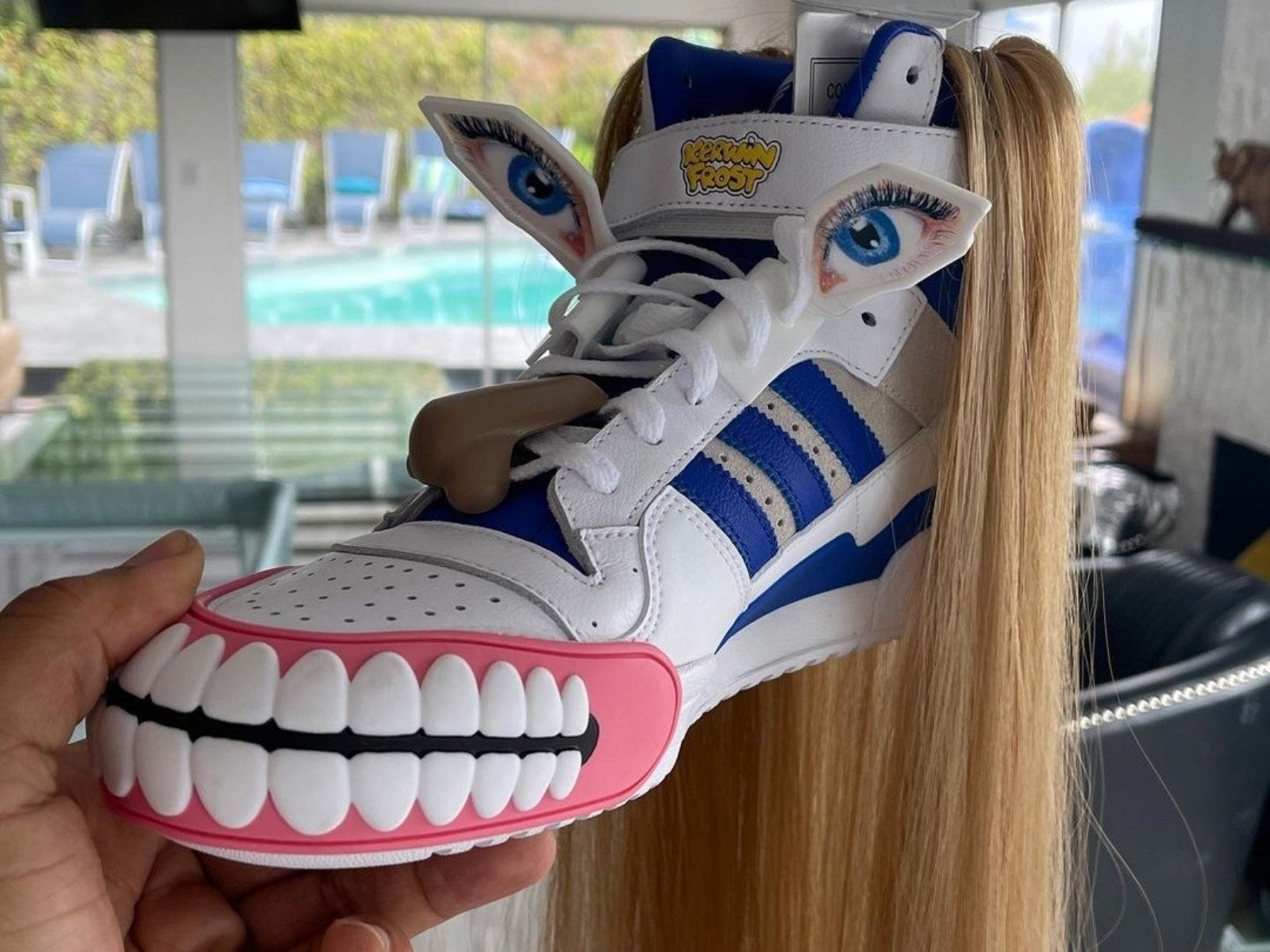 adidas 攜手喜劇饒舌歌手 Kerwin Frost 推出聯名球鞋，「吸睛程度」絕對不輸 Yeezy Foam Runner