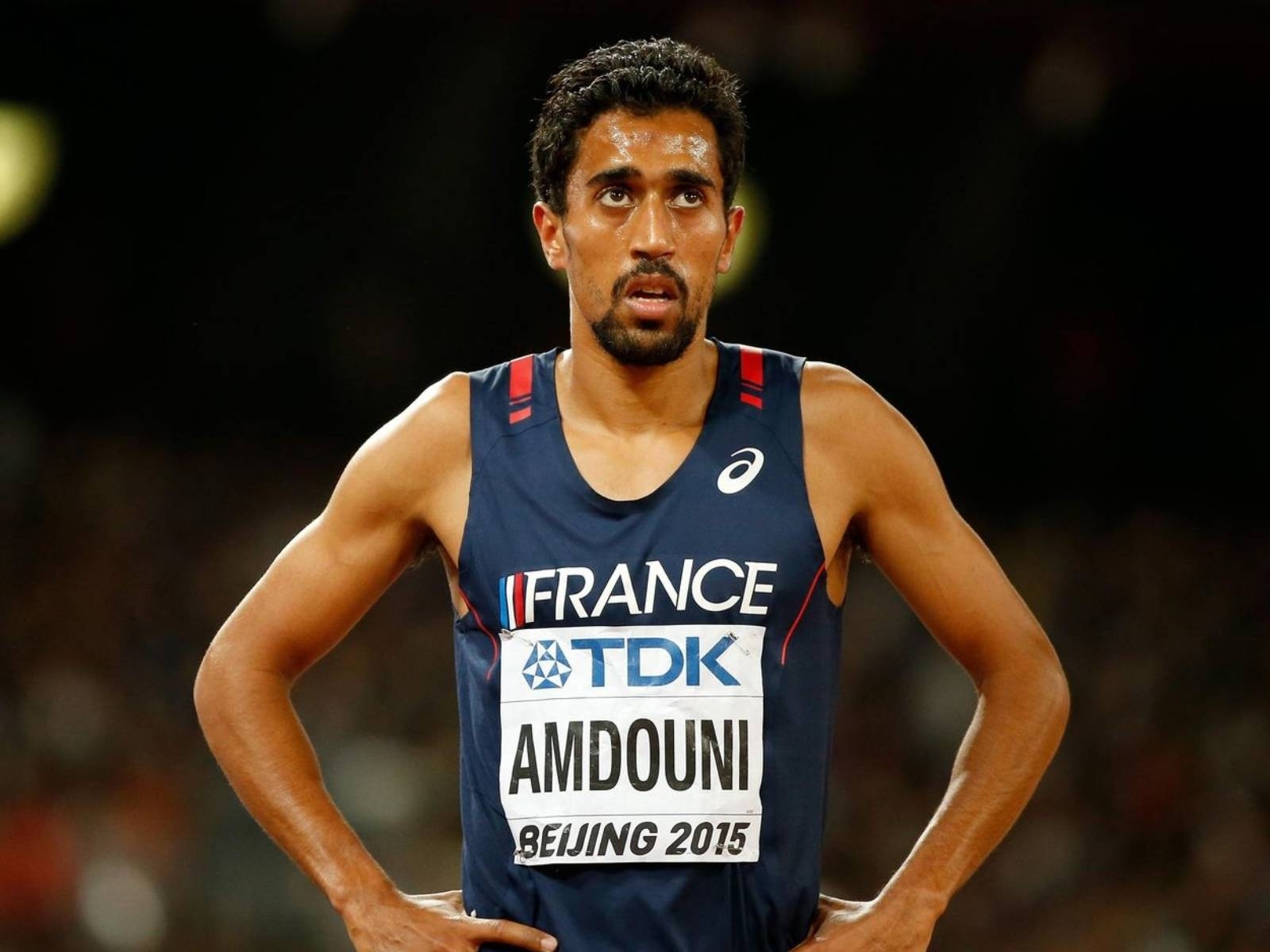 東京奧運／法國選手 Morhad Amdouni 馬拉松狂掃一排水瓶弄倒，本人出面道歉：手滑了！