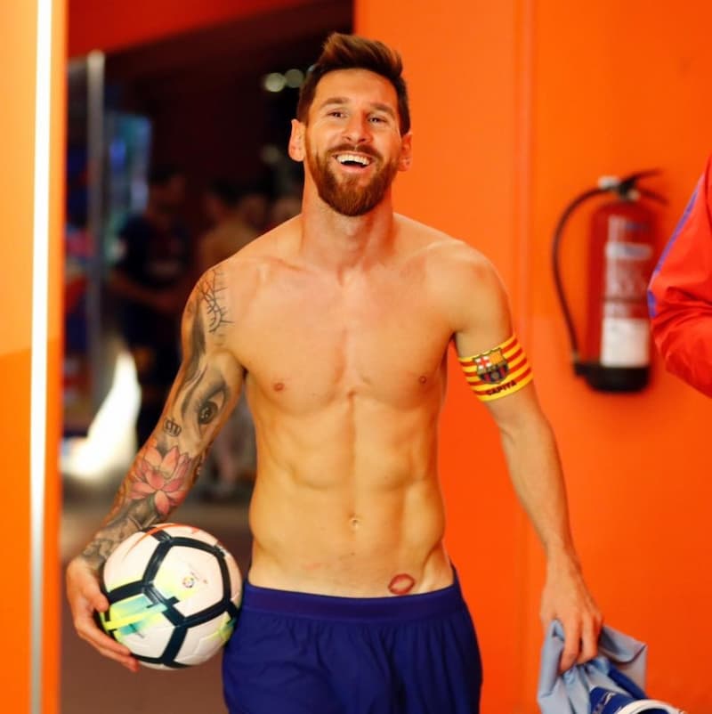 梅西 Messi 意義「刺青」故事公開,「肖像」、「王冠」及「小手」等 5 處藏有滿滿的愛! JUKSY 街星