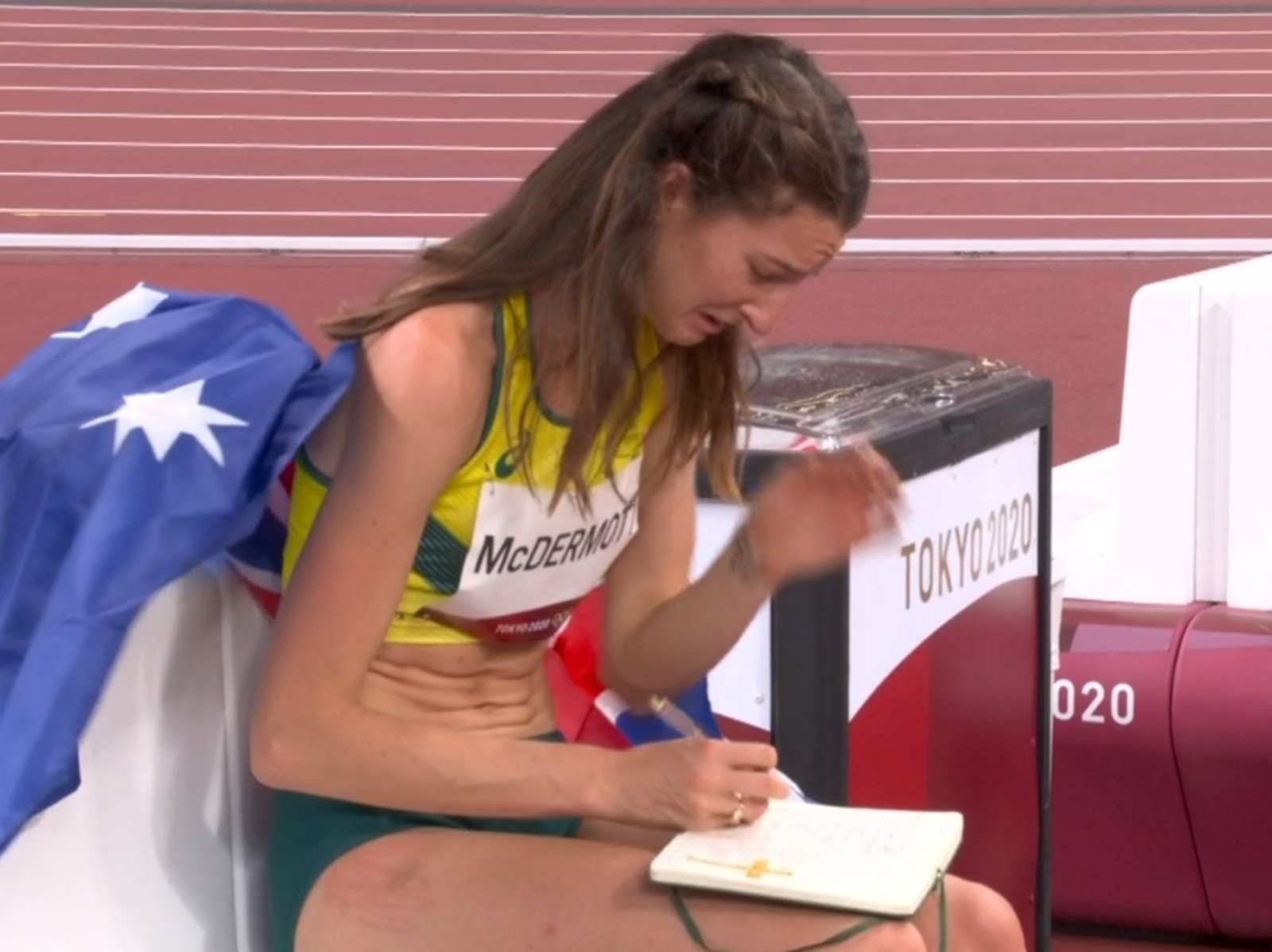 東京奧運／澳洲選手 Nicola McDermott 每跳高完一次都要認真做筆記！