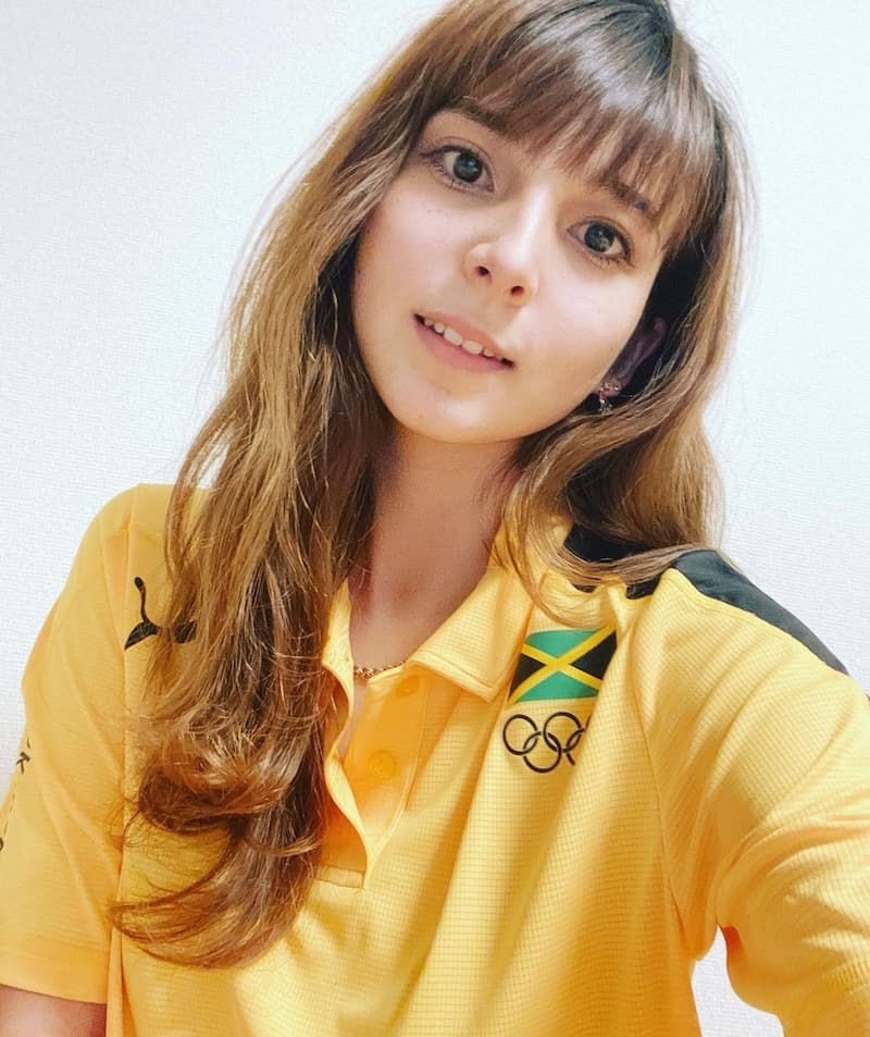 在東京奧運擔任志工的 Tijana Stojkovic，穿上牙買加國家隊的衣服